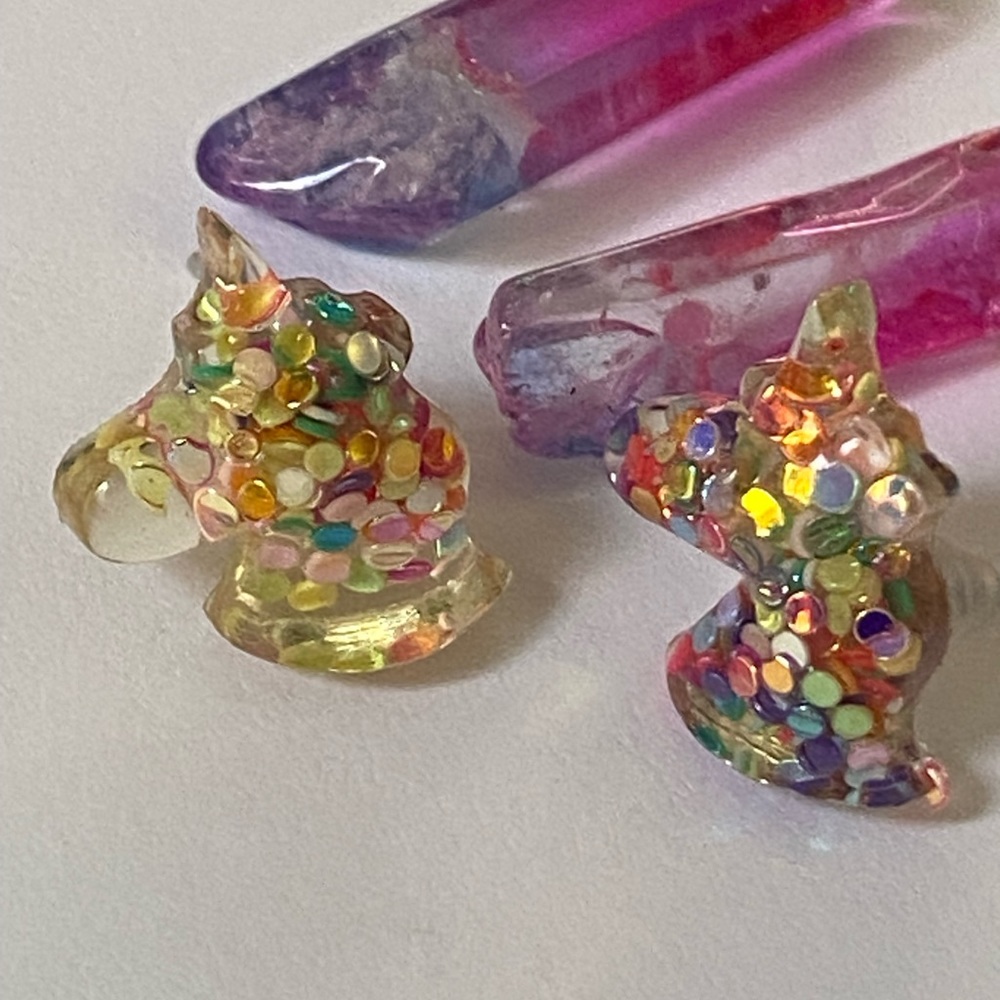🎈Sale 🎈2 for $10 NWOT Kawaii sparkle confetti unicorn post earrings school